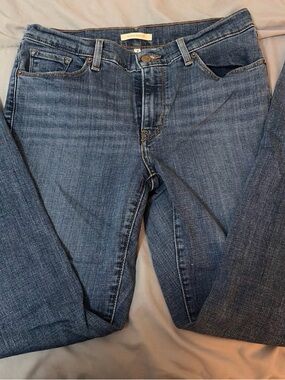 Levi's Women's Straight Leg Jeans in Medium Blue Wash